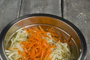 добавете моркови