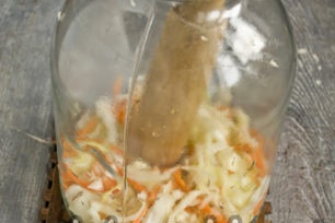 сложете слой от зеле в буркан