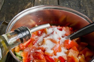 добавете сол, захар, масло