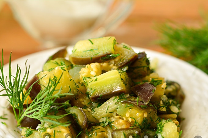 кисели патладжани с чесън и билки