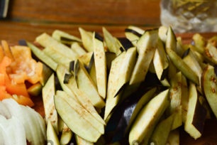 supjaustykite baklažaną, svogūną, pipirus