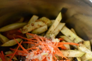 sumaišykite, įpilkite druskos, cukraus, pipirų