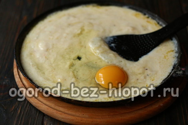 добавете яйце