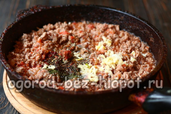 добавете подправки към каймата