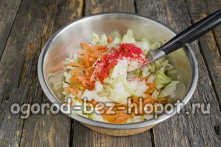 добавете сол, захар, червен пипер