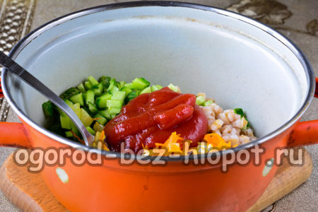 thêm bột cà chua và dầu thực vật