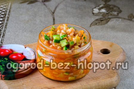 đổ đầy lon với dưa chua