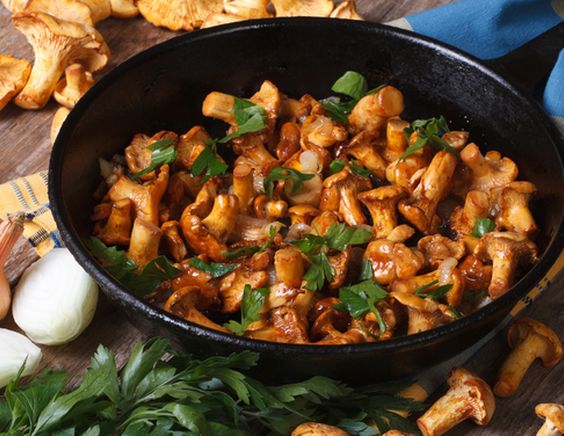 Chanterelles chiên với hành tây