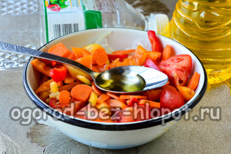 изсипете олио и оцет