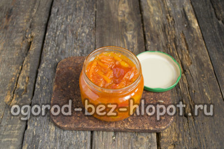 напълнете консервите със салата