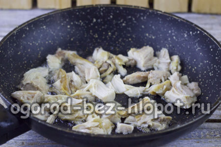 сварете пилешкото месо и запържете