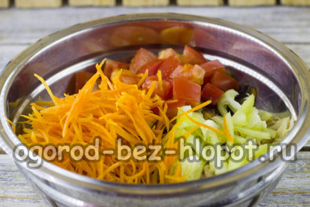 черен пипер, домат и морков нарязан