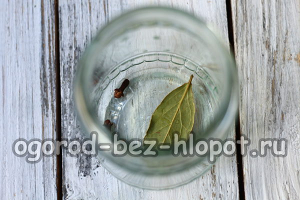 сложете подправките в буркан