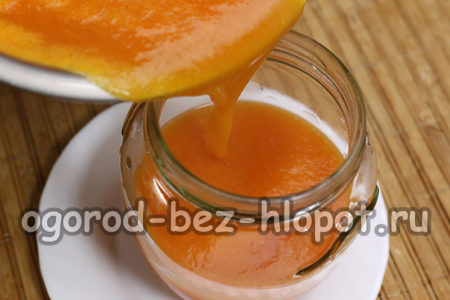 supilkite paruoštas sultis į stiklainius