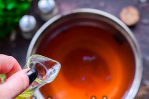 изсипете олио и оцет