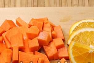 обелете и нарежете тиквата и портокала