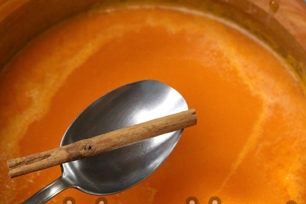 добавете лимонов сок и канелена пръчица