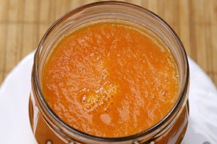 изсипете сок в консерви