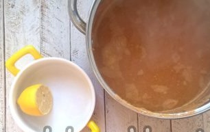 įpilkite citrinos sulčių