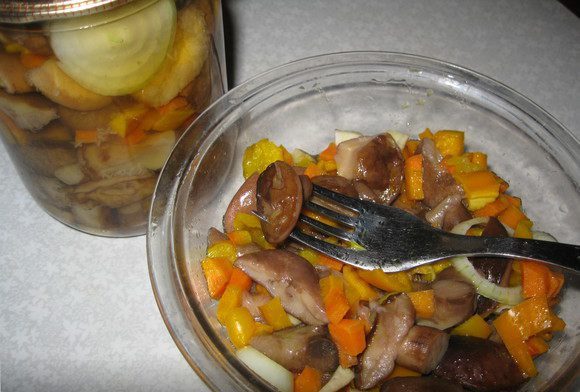 Marinuoti grybai su daržovėmis