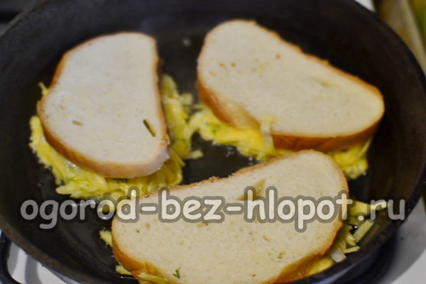 сложете сандвичи в тиган