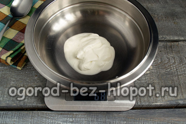 сложете заквасена сметана в купа