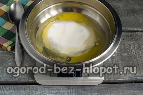 изсипете захар, сол