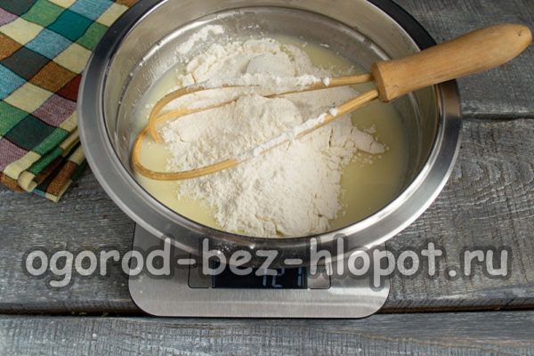 добавете брашното и бакпулвера