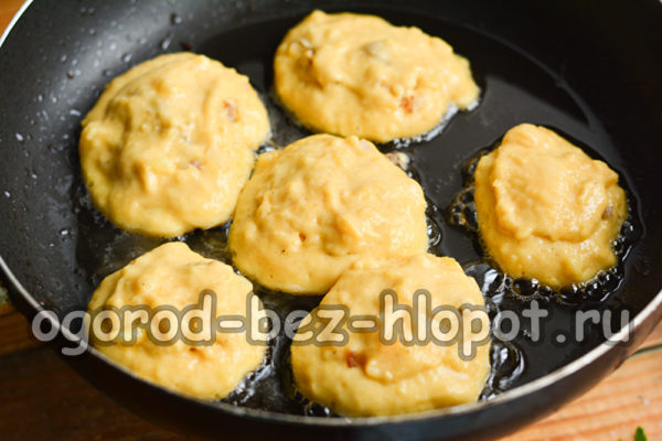 đặt thêm 1 muỗng canh khoai tây lên trên