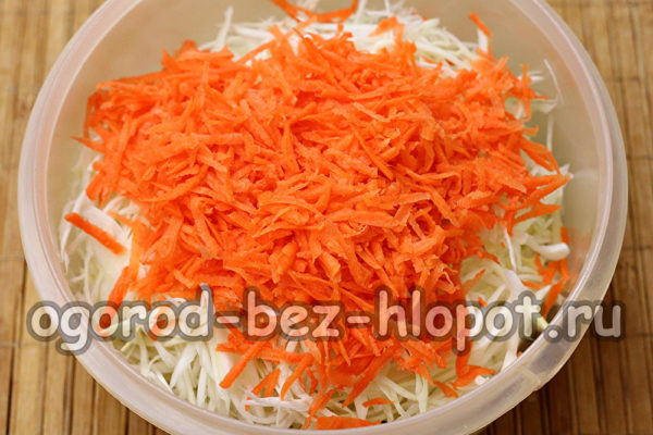 добавете настърганите моркови