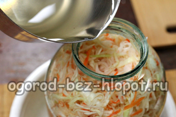 залейте зелето със саламура