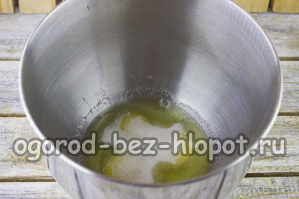 mušti kiaušinius į dubenį, suberti cukrų