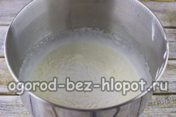 suberkite miltus, vaniliną ir kepimo miltelius