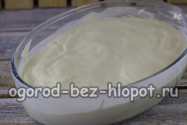 sudėti obuolius į formą, supilti tešlą