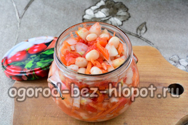 сложете салатата в банки