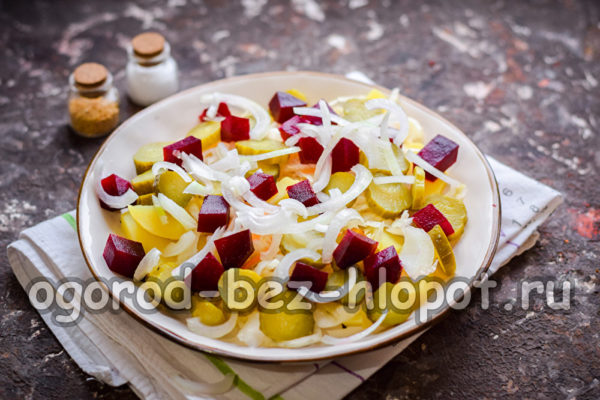 добавете нарязан лук