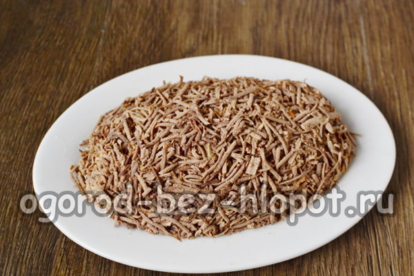 pabarstykite salotas tarkuotomis kepenėlėmis