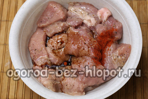 добавете червен пипер и соев сос