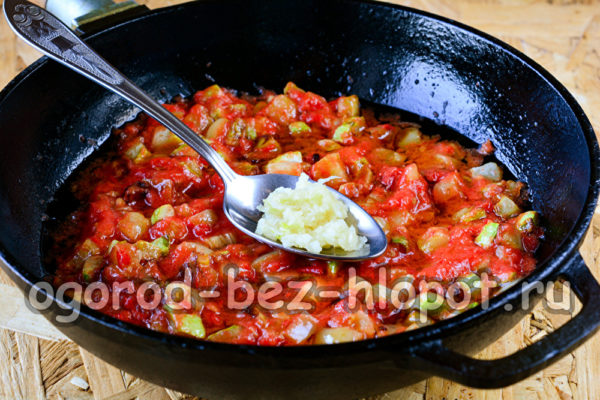 įpilkite acto ir česnako