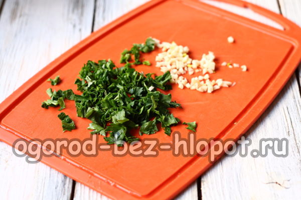 susmulkinkite žalumynus ir česnaką