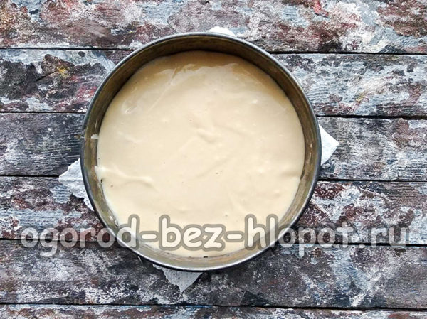 изсипете втората половина от тестото