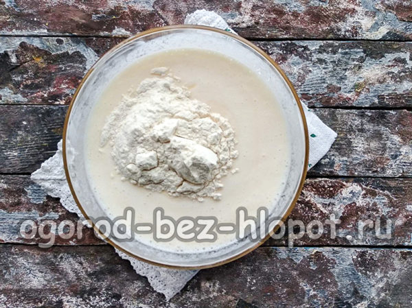 добавете брашното