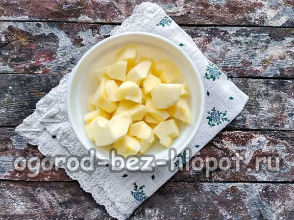 нарежете ябълките на филийки