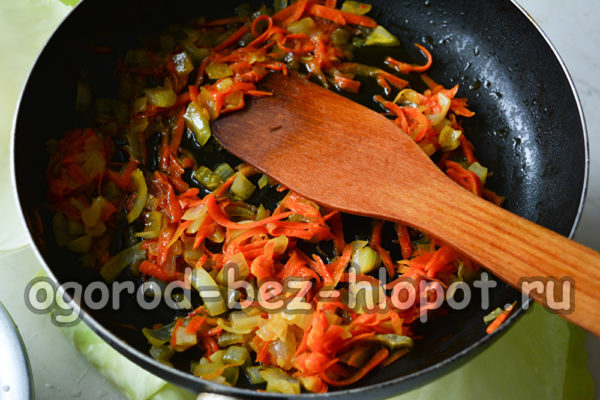 запържете лука и морковите