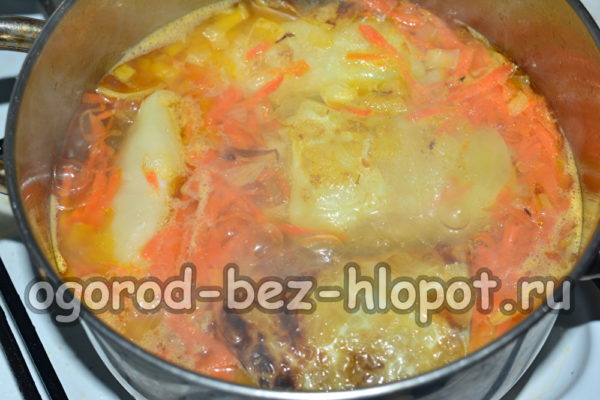 преместете зеленчуците в зелевите рулца, добавете вода