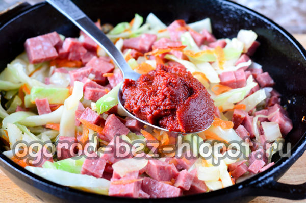 добавете доматено пюре