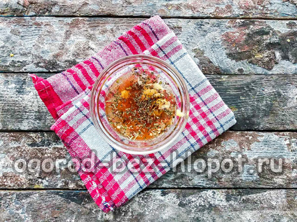 смесете зехтина, чесъна и подправките