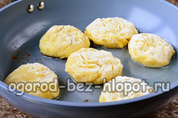 sudėti pyragus į keptuvę