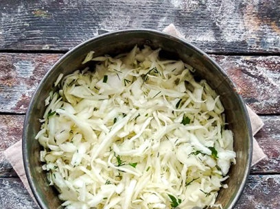 læg kålen i formen