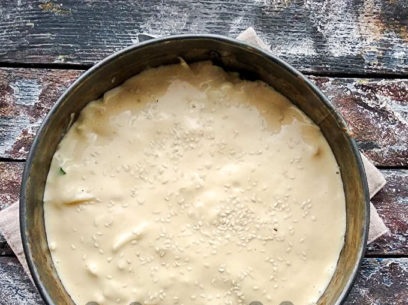 hæld dejen og drys sesamfrø